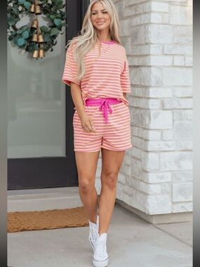1095. Short sleeve striped shorts set in pink and yellow